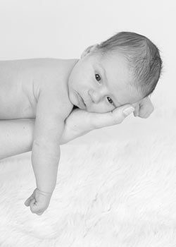 Studio Baby Porträt, Schwarz Weiß, digitale Bearbeitung - Fotostudio Schreiner